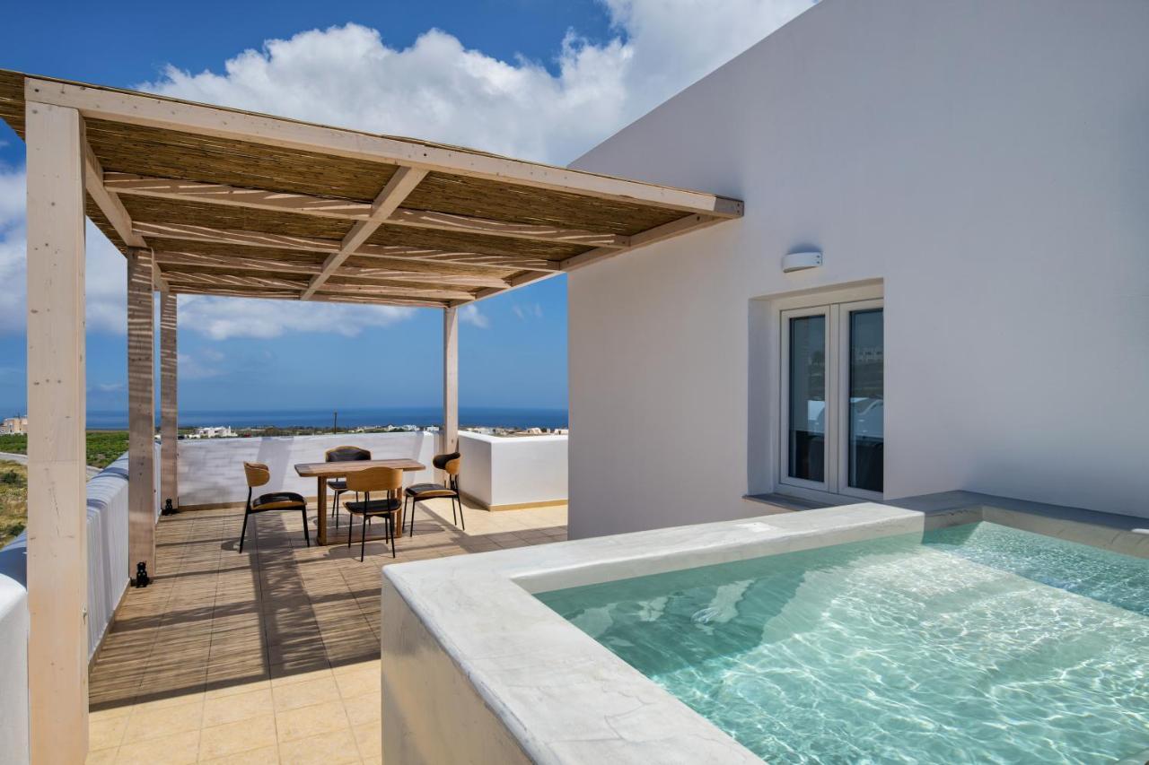 Aelia Luxury Suites Karterados  Esterno foto A private pool at a hotel in Greece
